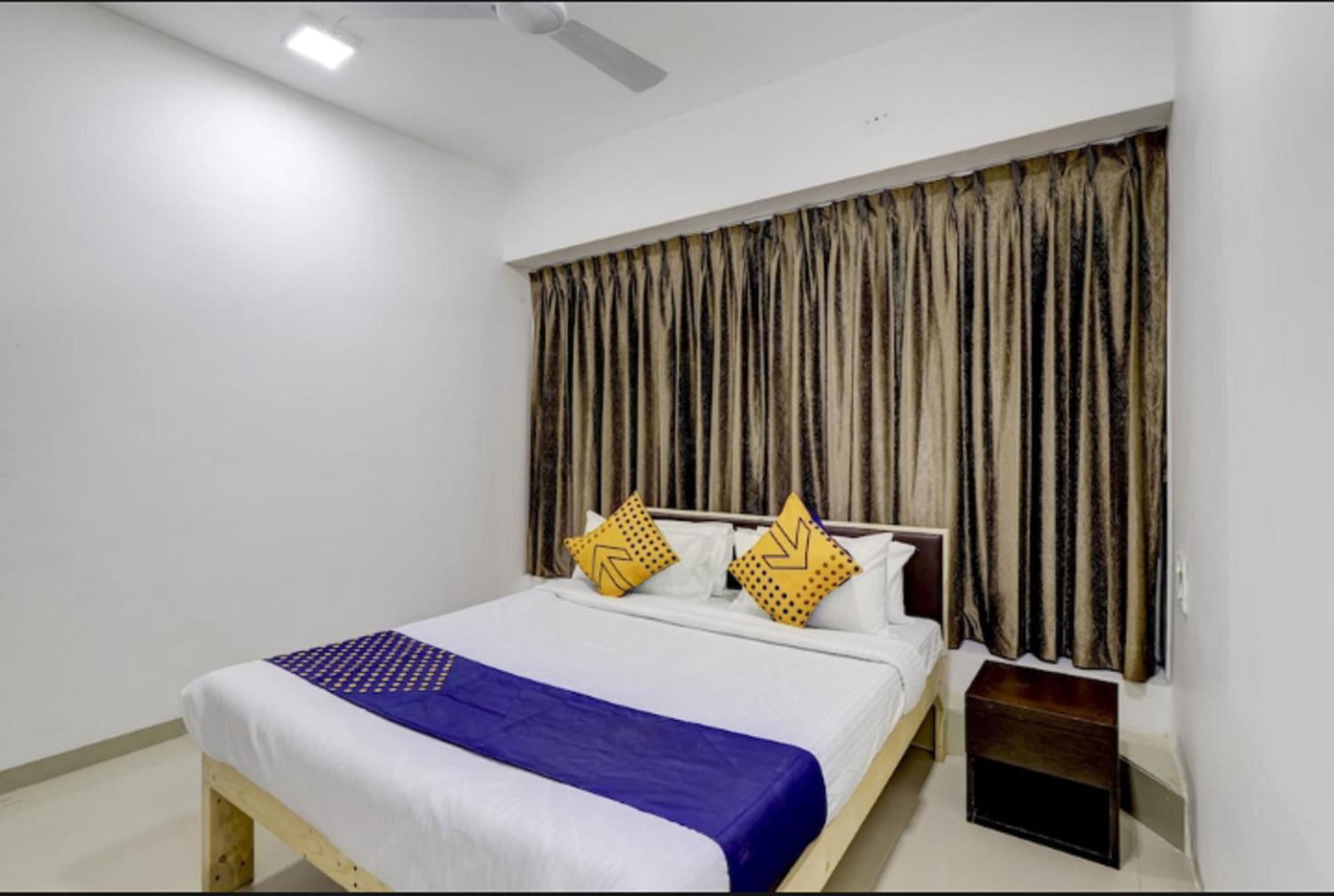 Hotel Nexus Surat Exterior photo