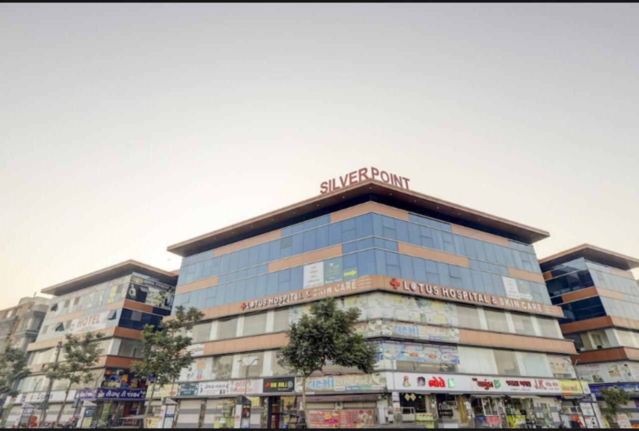 Hotel Nexus Surat Exterior photo